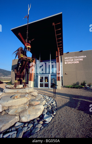 Osoyoos, BC, South Okanagan Valley, British Columbia, Kanada - indische Metallskulptur und Besucher touristisches Informationszentrum Stockfoto