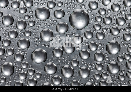 Wassertropfen auf Edelstahl-Oberfläche Stockfoto