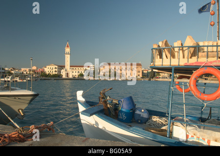 Griechenland. Zakynthos. Zante. Griechische Insel. Oktober. Die Kirche des Agios Dionysios gegenüber vom Hafen in Zakynthos-Stadt zu sehen. Stockfoto