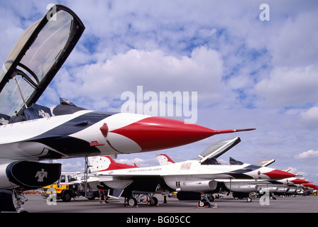 Abbotsford International Airshow, BC, Britisch-Kolumbien, Kanada - Thunderbirds U.S. Air Force f-16 Kämpfer Jet-Flugzeuge auf dem Display Stockfoto