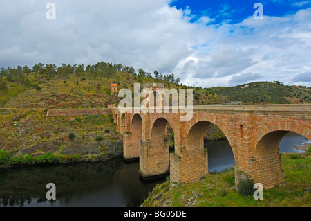 Römische Brücke über den Tejo-Fluss Alcantara. Provinz Cáceres, Extremadura, Spanien Stockfoto