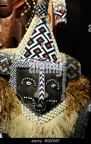 Bushoong Helm Maske aus der Demokratischen Republik Kongo in "Out of Africa" Handwerk Shop, International Airport, Johannesburg, Süd Stockfoto