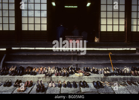 Linien der Schuhe vor einem kleinen Tempel in Kyoto, Japan Stockfoto