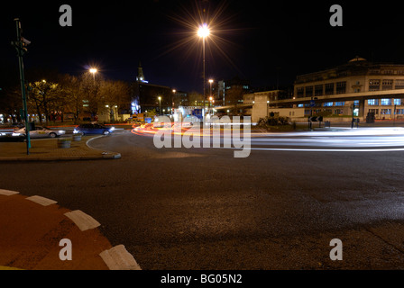 Eingang zum Queensway Birkenhead Tunnel in Liverpool in der Nacht Stockfoto