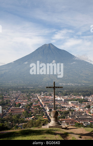 Volcan Agua und Wahrzeichen Cerro De La Cruz Sicht und Blick über Antigua Guatemala. Stockfoto