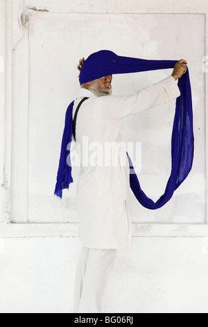 Sikh Mann Befestigung seinen Turban im Goldenen Tempel in Amritsar, Indien. Stockfoto