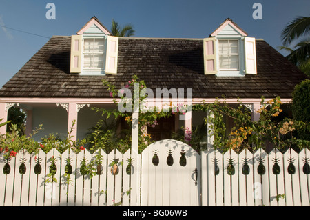 Ein Haus der traditionellen Schindeln mit Lattenzaun in Dunmore Town, Harbour Island, Bahamas, Westindien, Mittelamerika Stockfoto