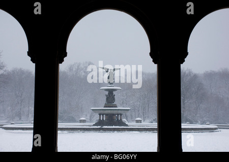 Bethesda-Brunnen im Central Park in einem Schneesturm, New York City, New York State, Vereinigten Staaten von Amerika, Nordamerika Stockfoto