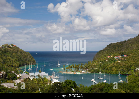 Eine Luftaufnahme von Yachten in Marigot Bay, St. Lucia, Windward-Inseln, West Indies, Karibik, Mittelamerika Stockfoto