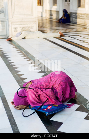 Sikh Frau beten im Goldenen Tempel in Amritsar, Indien. Stockfoto