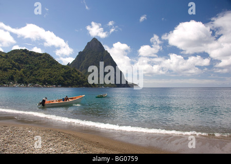 Einen Ausblick auf die Pitons in der Nähe von Soufriere in St. Lucia, Windward-Inseln, West Indies, Karibik, Mittelamerika Stockfoto