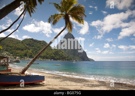 Einen Ausblick auf die Pitons in der Nähe von Soufriere in St. Lucia, Windward-Inseln, West Indies, Karibik, Mittelamerika Stockfoto