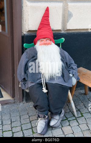 Weihnachtsmann sitzend auf einem Stuhl in der alten Stadt Stockholm. Stockfoto