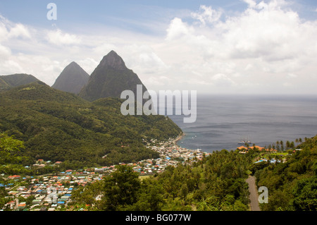 Eine Luftaufnahme der Pitons und der Stadt von Soufrière, St. Lucia, die Windward-Inseln, West Indies, Karibik, Mittelamerika Stockfoto