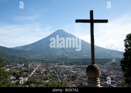 Volcan Agua und Wahrzeichen Cerro De La Cruz Sicht und Blick über Antigua Guatemala. Stockfoto