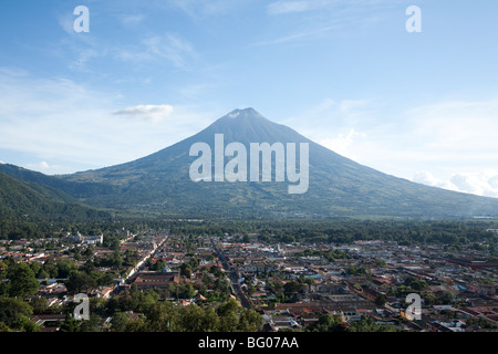 Volcan Agua gesehen vom Cerro De La Cruz Sicht und Aussicht über Antigua Guatemala. Stockfoto