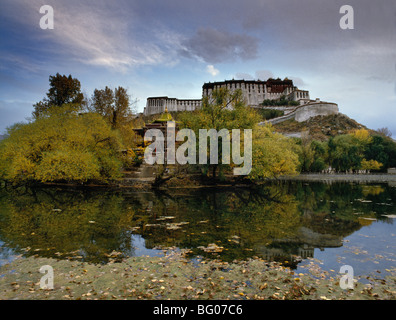 Potala-Palast, ehemalige Wohnhaus des Dalai Lama, UNESCO-Weltkulturerbe und Drachenkönig Pool, Lhasa, Tibet, China, Asien Stockfoto