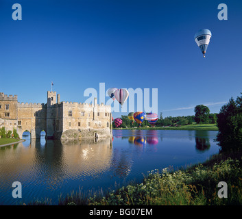 Heißluftballons abheben aus Leeds Castle, Kent, England, Vereinigtes Königreich, Europa Stockfoto