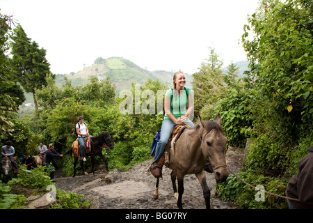 Trekking und Reiten in Richtung der Pacaya Vulkans Gipfel. Nationalpark Vulkan Pacaya. Stockfoto