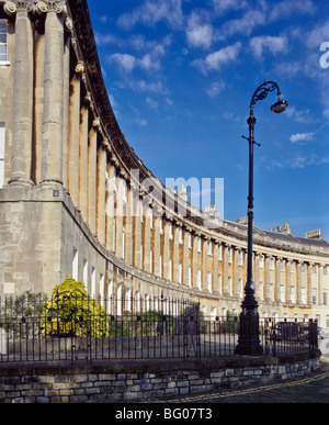 Der Royal Crescent von John Wood den jüngeren entworfen und erbaut 1767-74 Bad, Avon, England, Vereinigtes Königreich Stockfoto