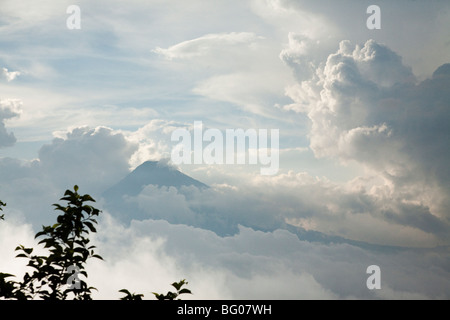 Agua Vulkan-Gipfel in dicken Wolken von Vulkans Pacaya gesehen. Nationalpark Vulkan Pacaya. Stockfoto