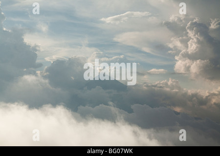 Agua Vulkan-Gipfel in dicken Wolken von Vulkans Pacaya gesehen. Nationalpark Vulkan Pacaya. Stockfoto