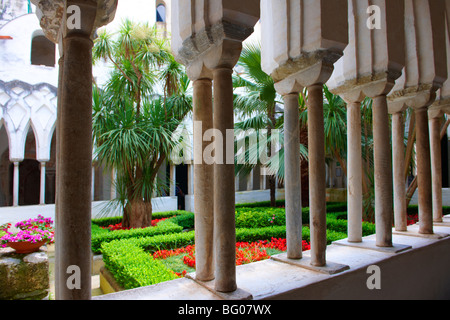 Die schlanken Säulen der Köbese Stil Kreuzgang der Kathedrale Amalfi, Italien Stockfoto