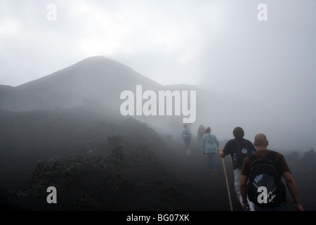 Raufkraxeln Geröllhalde zum Pacaya Vulkans Gipfel in dichtem Nebel (schlechte Sicht). Nationalpark Vulkan Pacaya. Stockfoto