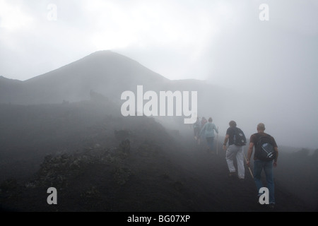 Raufkraxeln Geröllhalde zum Pacaya Vulkans Gipfel in dichtem Nebel (schlechte Sicht). Nationalpark Vulkan Pacaya. Stockfoto