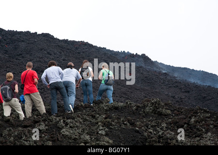 Die Geröllhalde zum Pacaya Vulkans Gipfel raufkraxeln. Nationalpark Vulkan Pacaya. Stockfoto