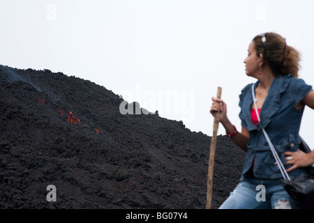 Die Geröllhalde zum Pacaya Vulkans Gipfel raufkraxeln. Nationalpark Vulkan Pacaya. Stockfoto