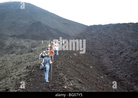 Die Geröllhalde zum Pacaya Vulkans Gipfel raufkraxeln. Nationalpark Vulkan Pacaya. Stockfoto