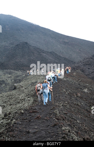 Die Geröllhalde zum Pacaya Vulkans Gipfel raufkraxeln. Nationalpark Vulkan Pacaya. Stockfoto