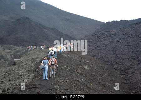 Die Geröllhalde zum Pacaya Vulkans Gipfel raufkraxeln. Nationalpark Vulkan Pacaya. Stockfoto