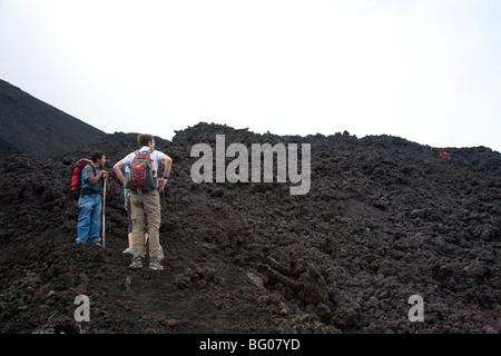 Die Geröllhalde zum Pacaya Vulkans Gipfel raufkraxeln. Nationalpark Vulkan Pacaya. Stockfoto