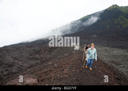 Die Geröllhalde zum Pacaya Vulkans Gipfel raufkraxeln. Nationalpark Vulkan Pacaya. Stockfoto