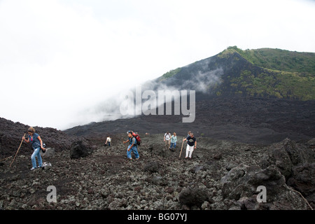 Die Geröllhalde zum Pacaya Vulkans Gipfel raufkraxeln. Nationalpark Vulkan Pacaya. Stockfoto