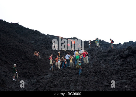 Fliessende Lava und Touristen zum Pacaya Vulkans Gipfel. Nationalpark Vulkan Pacaya. Stockfoto