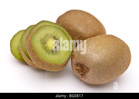 Kiwi schneiden Sie Stücke und ganze zwei isoliert auf weißem Hintergrund Stockfoto