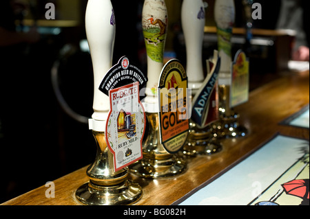 Bier pumpt an einer Bar in einem öffentlichen Haus in Essex. Stockfoto