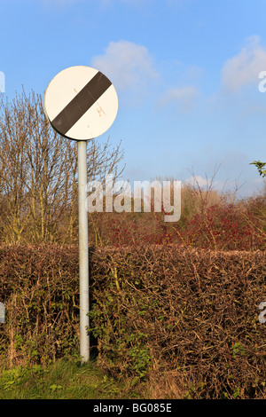 Nationalen Tempolimit Schild verlassen die 30 km/h-Grenze in Shackerstone, Leicestershire Stockfoto