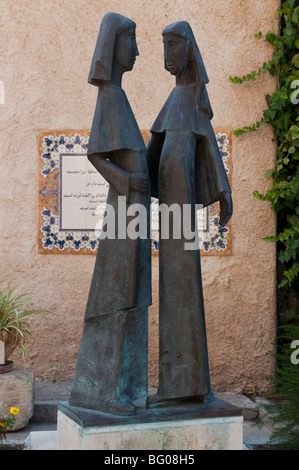 Statue der Heimsuchung in der Courtyardof der Visitation der Franziskaner Kirche in Ein Karem, Jerusalem Stockfoto