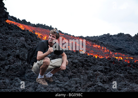 Fliessende Lava und Touristen zum Pacaya Vulkans Gipfel. Nationalpark Vulkan Pacaya. Stockfoto