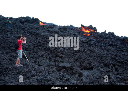 Fliessende Lava und Touristen zum Pacaya Vulkans Gipfel. Nationalpark Vulkan Pacaya. Stockfoto