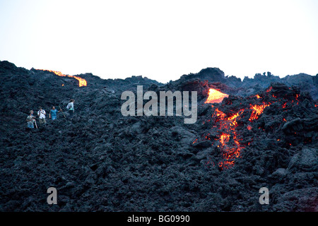 Fliessende Lava und Touristen zum Pacaya Vulkans Gipfel. Nationalpark Vulkan Pacaya. Stockfoto