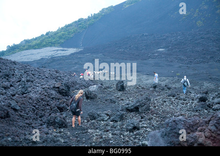 Kriechen, nach unten die Geröllhalde vom Pacaya Vulkans Gipfel. Nationalpark Vulkan Pacaya. Stockfoto