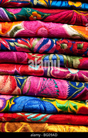 Gestapelte Stoff auf dem Markt von Chichicastenango Guatemala. Stockfoto