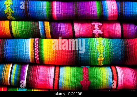 Gestapelte Stoff auf dem Markt von Chichicastenango Guatemala. Stockfoto