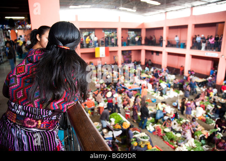 Käufer und Verkäufer bei anstrengenden outdoor-Markt, erhöhten Blick in Chichicastenango Guatemala. Stockfoto