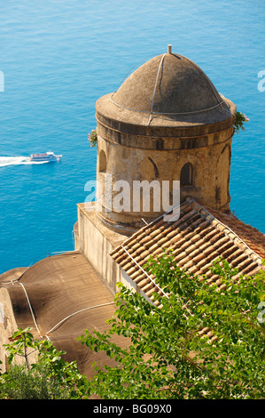 Die Glockentürme der Our Lady of The Marienbrunnens Church gesehen von Villa Ravello, Amalfiküste, Italien Stockfoto